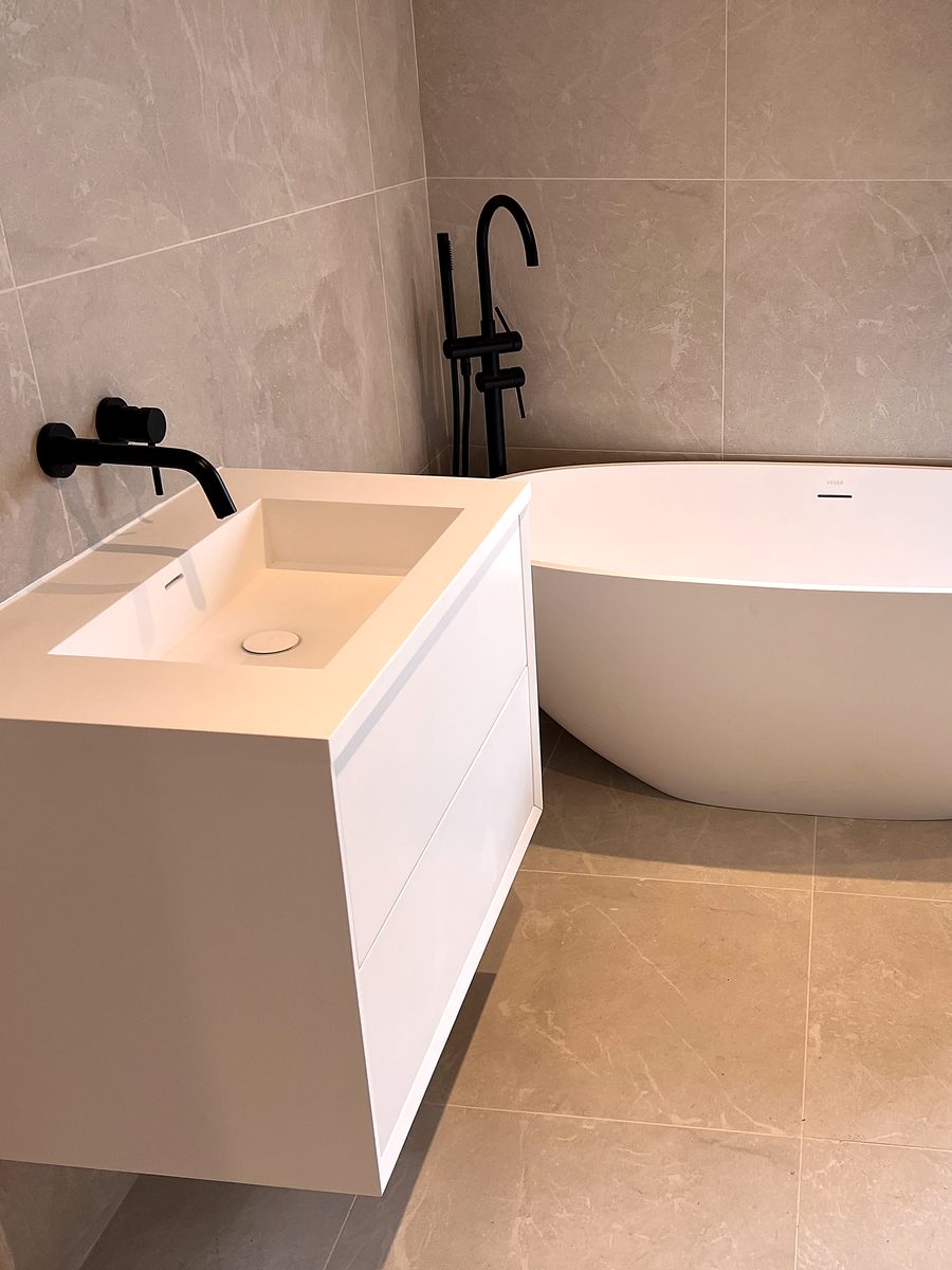 A freestanding bath and vanity fitted by Test Valley Heating